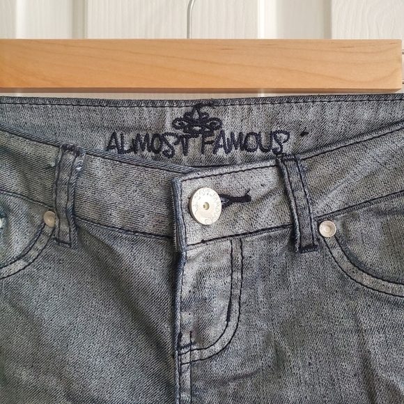 NWOT Almost Famous Metalic coated jeans size 3 - Picture 2 of 6